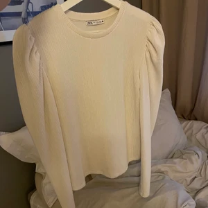 Zara tröja💕 - Säljer denna superfina tröjan från zara då den tyvärr inte kommer till så mycket användning.💕🙌 helt i nyskick!