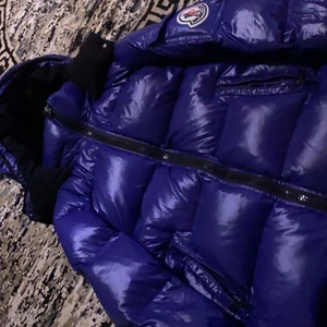 Moncler jacka (inte äkta) - (Endast provad) Säljer den för 700kr skriv ifall du är intresserad inga oseriösa köpare tack!