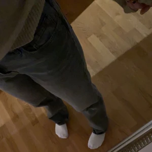 Gråa zara jeans  - Säljer mina favorit jeans från zara för 400 då jag har för många. Dom är insydda till storlek 38 så fickorna går in mot mitten men inget speciellt alls. Använda men inget som syns mer än det lilla hålet i knät som inte syns om man står rakt. Går såklart och sy ihop också. Det finns även en litet parti vid låret som är ljusare som jag ringat in på bild 2 men inget som syns när man har på sig dom som ni ser. Kom privat för mer bilder. Säljer endast vid bra bud!