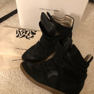 Skor - Isabel marant skor i fint skick. Nypris 5000. Något små i storleken, passar 38.