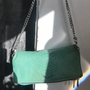 Zadig and Voltaire väska  - Säljer min fina zadigväska som inte längre kommer till användning, superfin grön/blå färg och i bra skick! Köpt för cirka 4000 Buda från 600kr