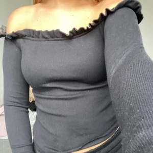 OffShoulder tröja - OffShoulder tröja från BikBok, använd fåtal gånger.