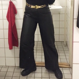 Svart läderbyxa - Superfina läderbyxor som jag säljer då de är för stora för mig nu.
