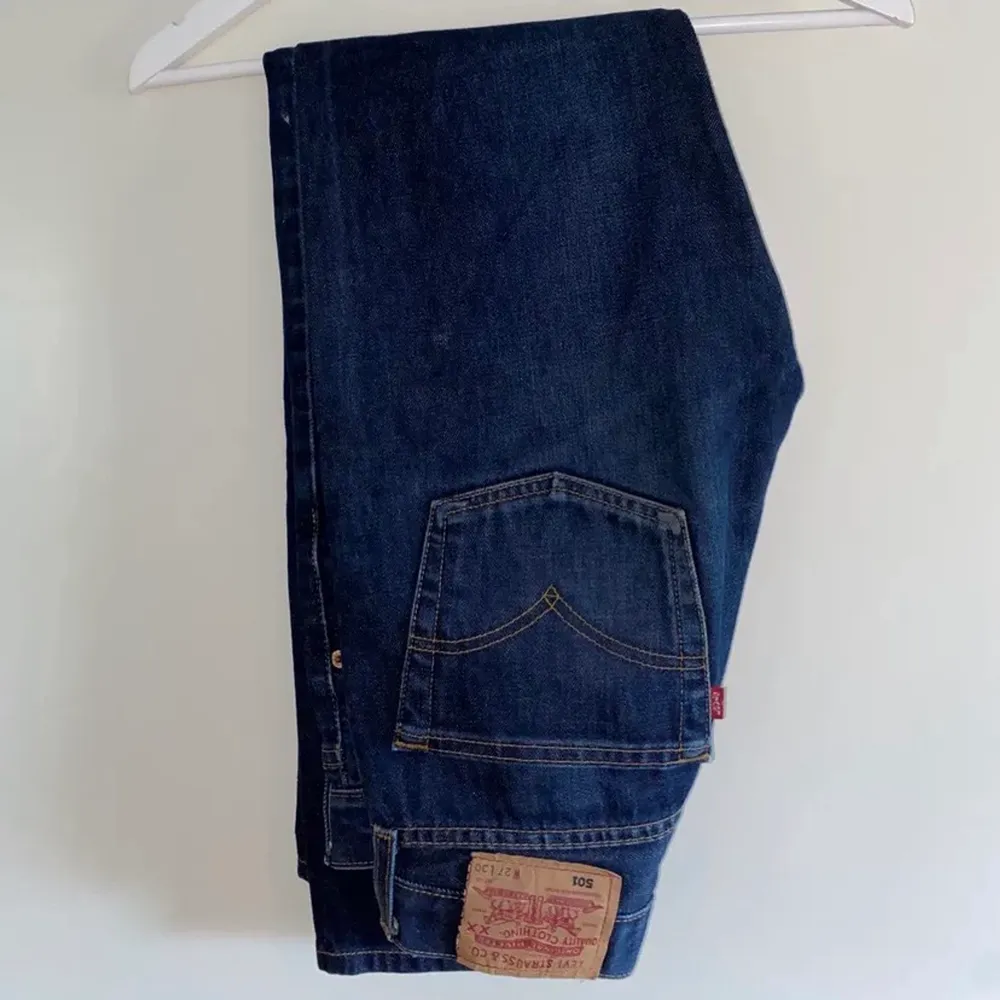 Jättefina mörkblå jeans från levis, köpta här på plick men var tyvärr för små så säljer därför vidare😩. Färgen är som första bilden! Sitter midrise och passar perfekt till hösten🤎. Jeans & Byxor.