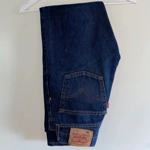 Levis midrise 501 - Jättefina mörkblå jeans från levis, köpta här på plick men var tyvärr för små så säljer därför vidare😩. Färgen är som första bilden! Sitter midrise och passar perfekt till hösten🤎