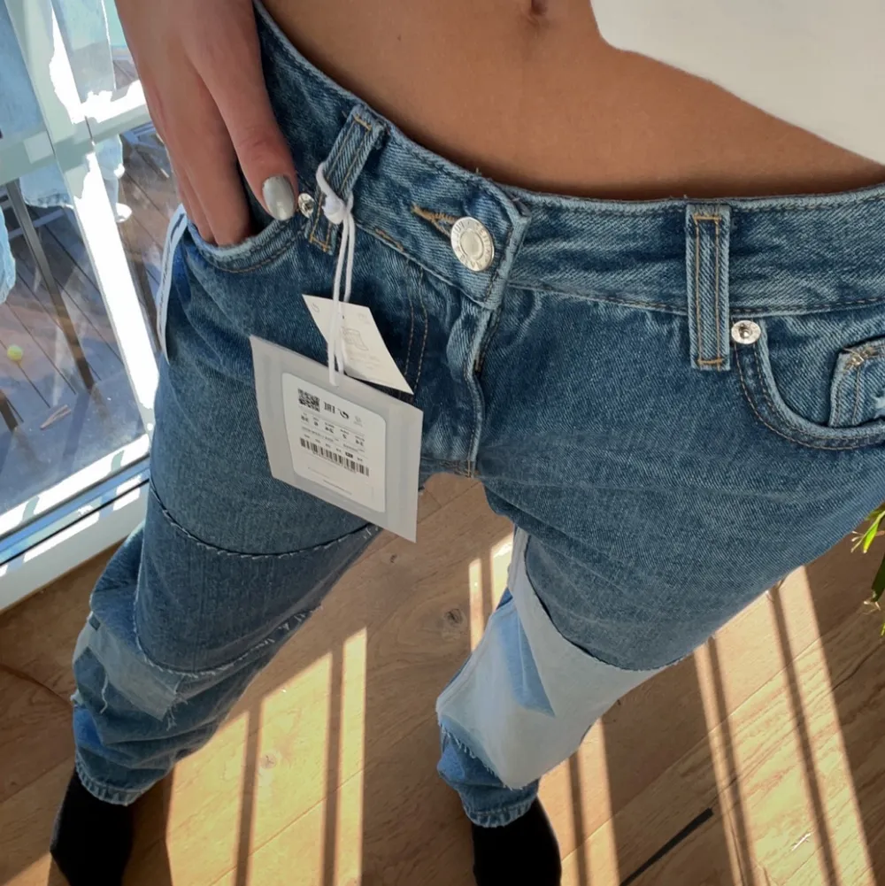 Jättesnygga lappade jeans från pull and bear som är helt oanvända. De är low waist och lapparna är fortfarande kvar💖 storlek 34. Jeans & Byxor.