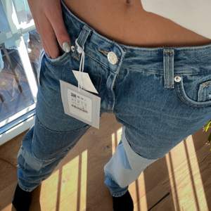 Jättesnygga lappade jeans från pull and bear som är helt oanvända. De är low waist och lapparna är fortfarande kvar💖 storlek 34