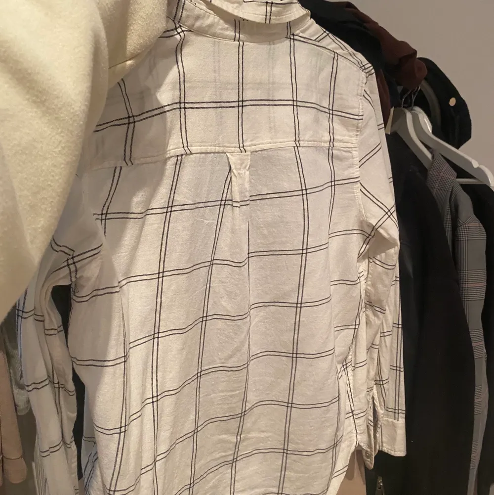 En jättefin rutig skjorta som jag brukar ha över en topp. Jag använder inte just denna längre och säljer den därför. Den är från H&M och är i storlek 34 🥰. Skjortor.
