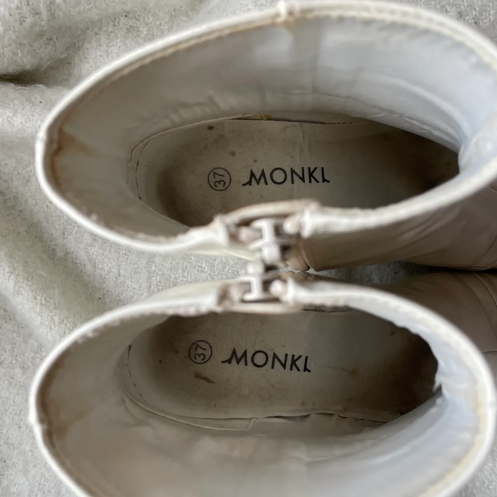 Säljer mina vita klackar från Monki i storlek 37. Dom är sjukt sköna och jag har använt dom ganska mycket!🤍 kunden står för frakten🌸. Skor.