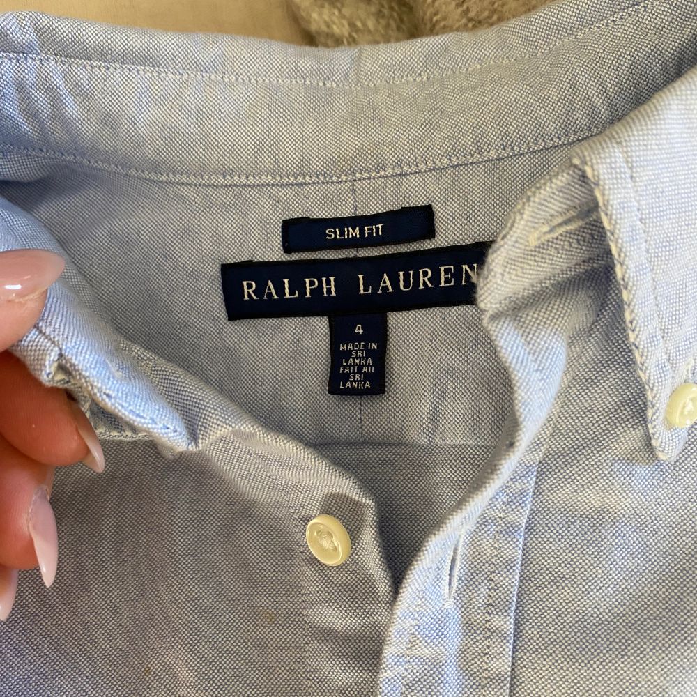 Säljer denna ljusblåa skjorta från Ralph Lauren i storlek 4 (vilket typ motsvarar 34/36). Den har en liten fläck på sig vid högra nyckelbenet (se bild två). Annars är den i gott skick.  En fraktkostnad tillkommer om inte annat är överenskommet.. Skjortor.