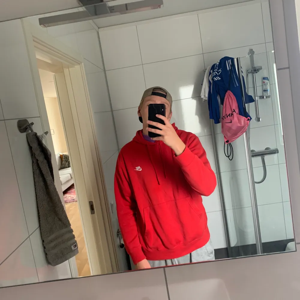 Jag säljer en röd Nike hoodie i storlek L. Den är lite använd men fortfarande i bra skick.. Tröjor & Koftor.