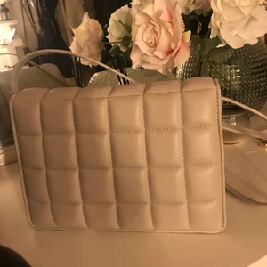 Väska från hm! - Säljer denna väska från hm med långt band! Aldrig använd! 💕