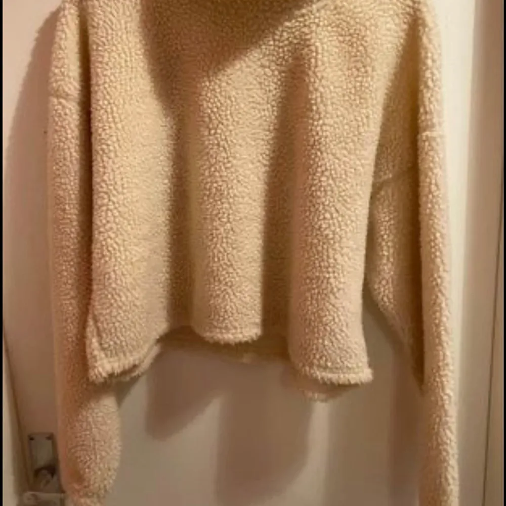 En Teddy tröja från BikBok i storlek S. Mysig och varm, säljer för att jag har andra liknande tröjor. Katt finns i hemmet. Kan mötas upp i Östersund. Kan skickas, köpare står för frakten.. Tröjor & Koftor.