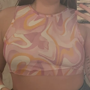 Marble print mesh crop top - En rosa crop top i mesh! Jättesöt och fin att ha till sommaren men passar även till en halloweenoutfit om man ska vara t.ex. powerpuffpinglorna! Aldrig använd förut🤍, lite liten i storleken men fungerar på S-M!