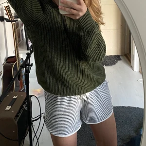 Grön stickad från Gap - Grön stickad tröja från gap, helt oanvänd så inga defekter, storlek S men i herr så lite oversized och passar XS-M, frakt ingår i priset🌸