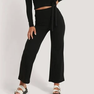 Ribbad byxa - Fin ribbad och stretchig byxa som är kort i modellen. Säljer för att den var för kort för min smak (är 165cm lång). Tror inte den finns kvar på hemsidan, köpte för 349kr. Säljer för 150 + frakt. För fler bilder på detaljer eller allmänt frågor, hör av dig gärna ☺️💕