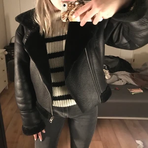 Fodrad skinnjacka  - Intressekoll på denna snygga och varma jacka. Säljs i fint skick bara använd nån gång 
