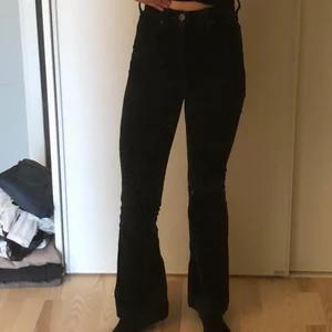 Manchesterbyxor bootcut  - Byxor från Urban Outfitters. Mörkgrönt manchestertyg. 
