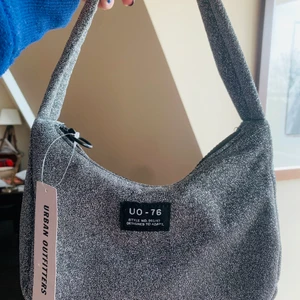 Fest väska - Oanvänd super cool glittrig väska från Urban outfitters. Kort axelband så hänger superfint! 