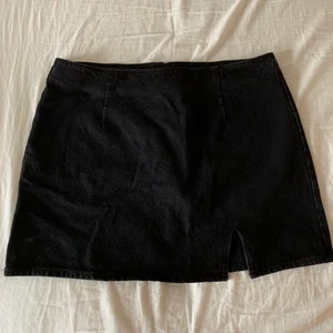 Svart jeanskjol - Helt oanvänd svart jeanskjol med liten slits i storlek 48! 🌸 Lite liten i storleken så passar mer en storlek 46 skulle jag säga 😌 Köparen står för frakt ✨