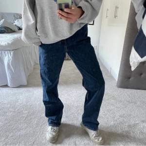 Säljer dessa sjukt snygga jeans från weekday i modellen”rowe” dom är lite för långa för mig som är 163                                                LÅNADE BILDER! Skriv privat för fler💓