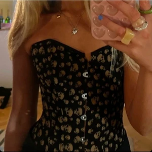 Döskalle korsett - Hej! Säljer denna sjukt snygga dödskalle korsett. Den passar XS-M skulle jag säga då man kan justera den själv i ryggen. Lånade bilder, skickar egna bilder vid intresse 💕