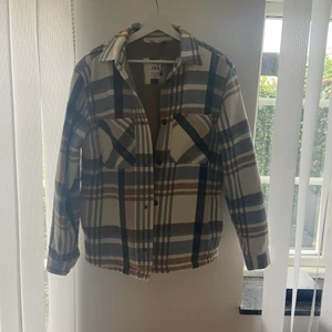 Zara jacka  - Superfin jacka från Zara! Aldrig använd , endast testad. Storlek S men den är Relaxed fit. Nypris - 1000kr , Mitt pris - 400kr. 
