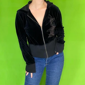 Hoodie  - Söt zip up hoodie från IMITZ, storlek L. Modellen använder vanligtvis storlek S och är 169cm. 80% bomull och 20% polyester. Axel till axel 42cm, Ärm längd 67cm och längd 56cm. Spårbar frakt på 66kr är inräknad i priset. 