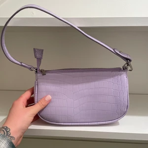 Lila axelväska från only - Lila väska från only som är köpt i våras men endast använd en gång. 