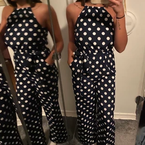 Prickig Jumpsuit  - Snygg jumpsuit i marinblå färg med prickigt mönster 💕 öppen i ryggen, med fickor och mycket fint skick.