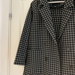 Rutig kavaj  - Rutig kavaj från monki🖤 storlek S och knappt använd!!