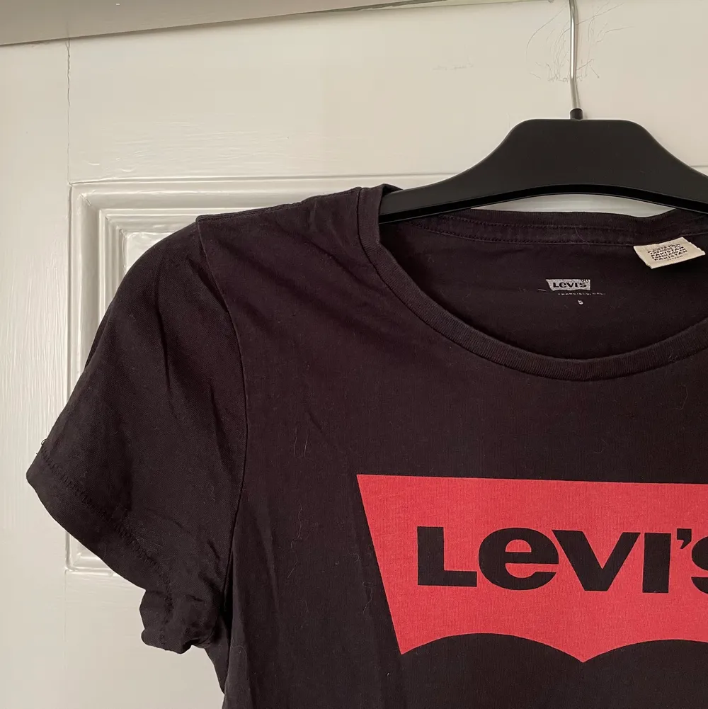 En svart Levis t-shirt som är måttligt använd! Den är köpt i New York och är i storlek 36!😊 Utgångspris är 60kr! Hör gärna av dig!. T-shirts.