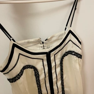  linne - jätte fint linne jag fick från min mamma. Den är i gott skick förutom att de saknas en knapp 