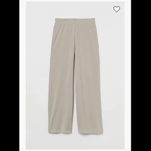 Vida mjukisbyxor - Mjukisbyxor med vida ben från H&M, sparsamt använda. Jättesköna och fina på! Nypris 149kr