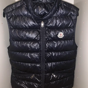 Moncel gui väst - Köpt av en kompis ca 1 år sen. kvitto vet jag ej vart det finns men qr koden funkar. Använd men inga skador eller så. Storlek 2. Priset är ej hugget i Sten. Köpare står för frakt 