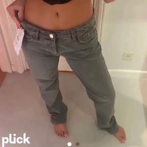 Grå jeans från zara som inte går o köpa längre. Low rise o Storlek 34 o avklippta för mig som är 165❤️ kom privat för fler bilder eller funderingar säljer för har tröttnat BYTER gärna mot grå bootcut jeans bud:800