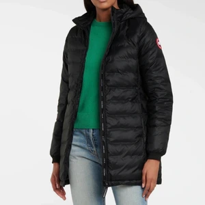 canada goose jacka - Äkta canada goose camp hooded jacka använd fåtal gånger. Priset just nu ligger på 1500 kr vid snabbaffär,