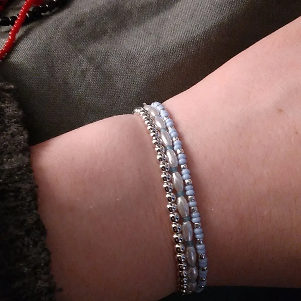 Detta består av tre silver, och blå detaljerade armband som är hemmagjorda. Alla består av stretsh band och passar de flensta. Accessoarer.