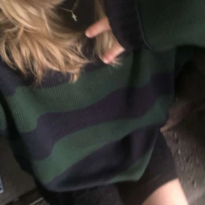 Brianna Sweater - INTRESSEKOLL💞 Säljer vid bra bud! Den superpopulära Brianna sweater från Brandy Melville💗 Använd fåtal gånger men i nyskick! Varit slutsåld på brandy melvilles hemsida väldigt länge! 