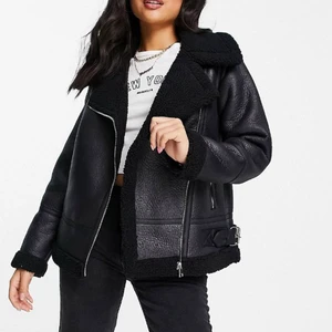 Snygg foddrad skinnjacka🖤✨ - Säljer denna snygga foddrade skinn jacka✨✨ bältet är försvunnet så därav lägre pris🖤✨ använd 2 ggr så den är i ett skit bra skick🖤✨ PERFEKT NU FÖR HÖSTEN OCH VINTERN✨🖤 strl S köparen står för frkaten 66kr.🖤✨
