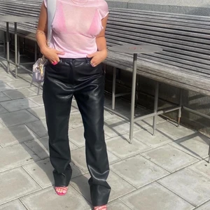 Skinnbyxor från LXA - Säljer mina skinnbyxor från LXA. Sjukt snygga byxor som har långa ben!!