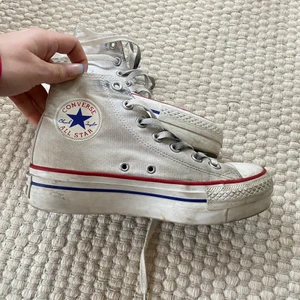 Converse - Chuck Taylor Hi Lift  - Vita Chuck Taylor Hi Lift converse som är i bra skick utöver att dem är lite lortiga (tvättas innan jag skickar iväg dem!!!) Dem har en tjockare sula är vanliga converse och dem är i storlek 37, men passar mig bra som har storlek 38! Skriv för fler bilder💖