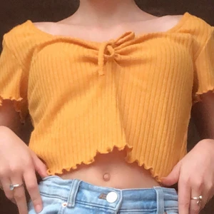 Gul uringad tröja - Detta är en gul uringtröja med en liten Knut på framsidan! Jätte fin till många klädesplagg! Kunde inte riktigt ha den för den är lite för stor för mig! Hoppas någon annan gillar den!