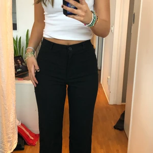 SVARTA KOSTYMBYXOR - Säljer mina jättefina kostymbyxor som nu är lite korta på mig.. (jag är 170cm). Köparen står för frakten❤️❤️❤️