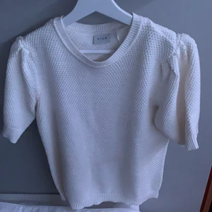 Vit stickad tröja  - Fin oanvänd tröja ifrån vila i st s. Säljer pågrund av att jag inte använder den. Den är lite längre i ärmarna oxh har en liten puffärm💖