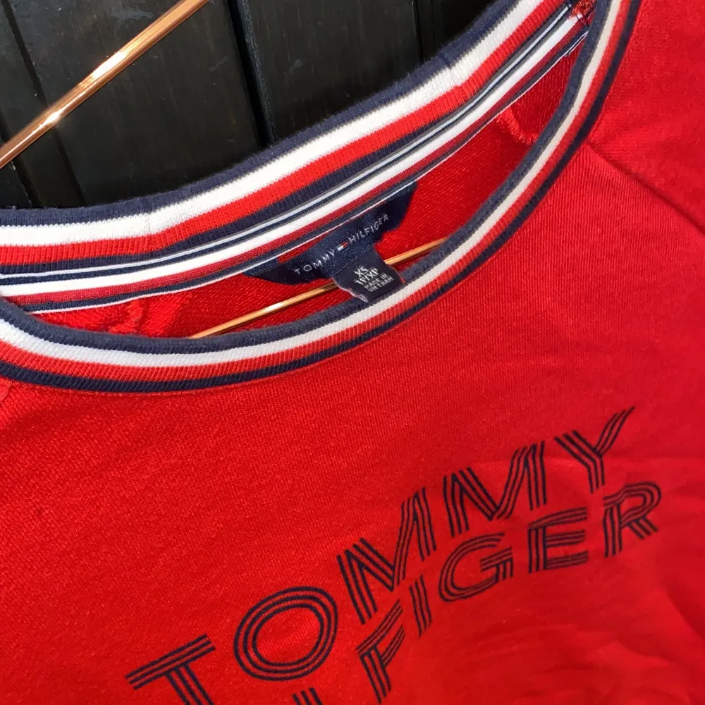 Säljer min röda Tommy Hilfiger sweatshirt. Bra skick. Storlek XS. Köparen står för frakten. Hoodies.