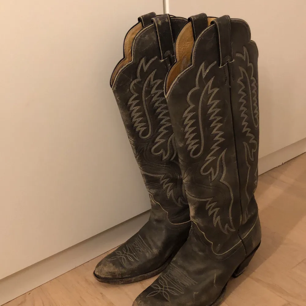 Intressekoll på dessa coola gråa handgjorda vintage boots helt gjorda i skinn🤟 köpte secondhand i USA, märket är Justin. Nypris ca 3000. BUDA!!🙌 . Skor.