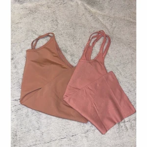 Träningslinnen  - 2 st träningslinnen, ett i beige & rosa. Stl M/L på båda