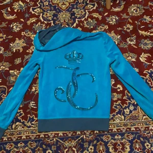 Juicy kofta - En asfin juicy couture kofta i fin blå färg💓 Nästan aldrig använd så jättebra skick! Skriv privat för fler bilder❤️❤️