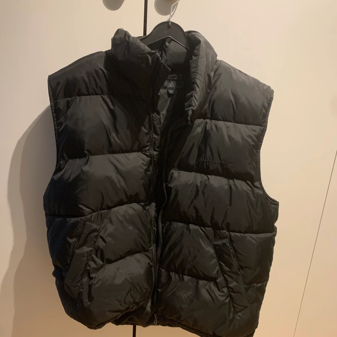 Svart dunväst - 90